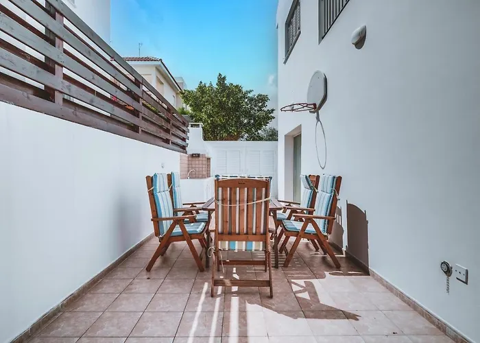 Amphitrite Paralimni